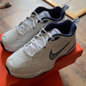 Never worn men’s Nike air monarch shoes
